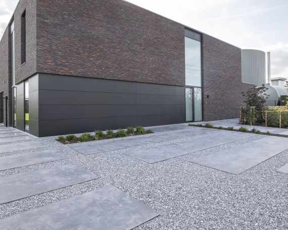 Støbning af terrasse og granit skærver i mellem felterne 