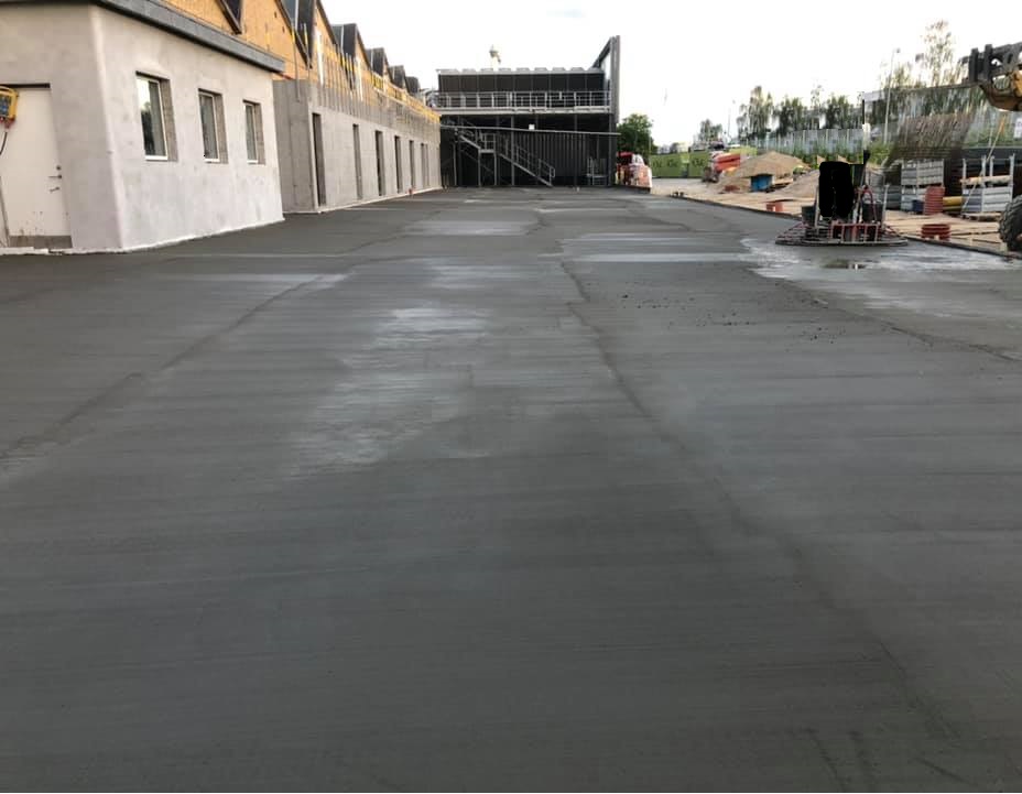 Glittet og pudset industri bygning – færdig resultat